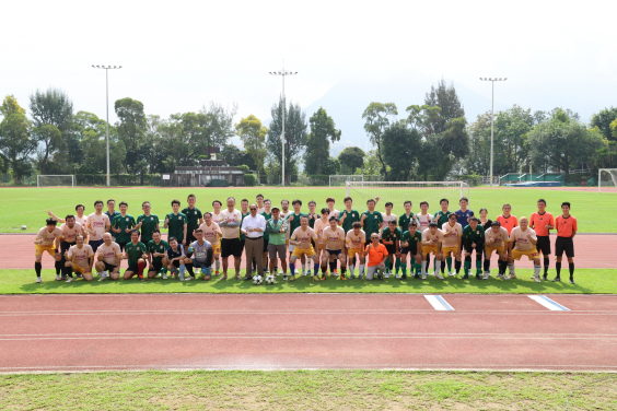 兩大足球隊隊員合照。